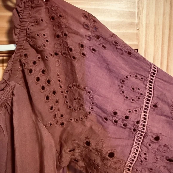 💝 Maurices 3/4 Sleeve Eyelet Blouse in rustic brown, size XL - Picture 4 of 7